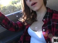 Novinha no videos de sexo gostoso dando no carro